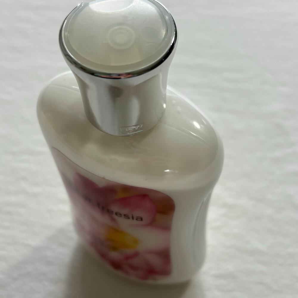 Bath & Body Works Sheer Freesia Signature Lotion Rare 8oz RETIRED - Picture 3 of 6